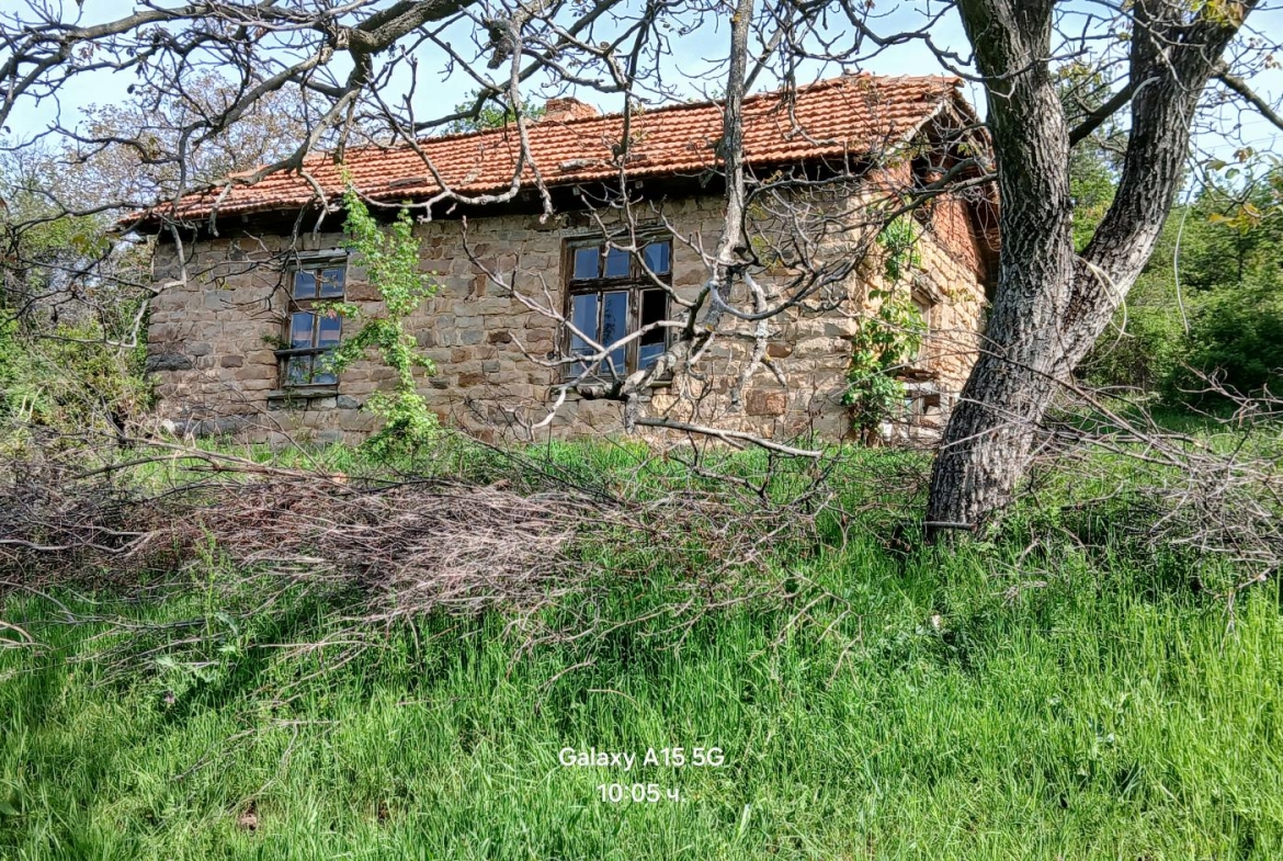Къща в село Бов с голям парцел