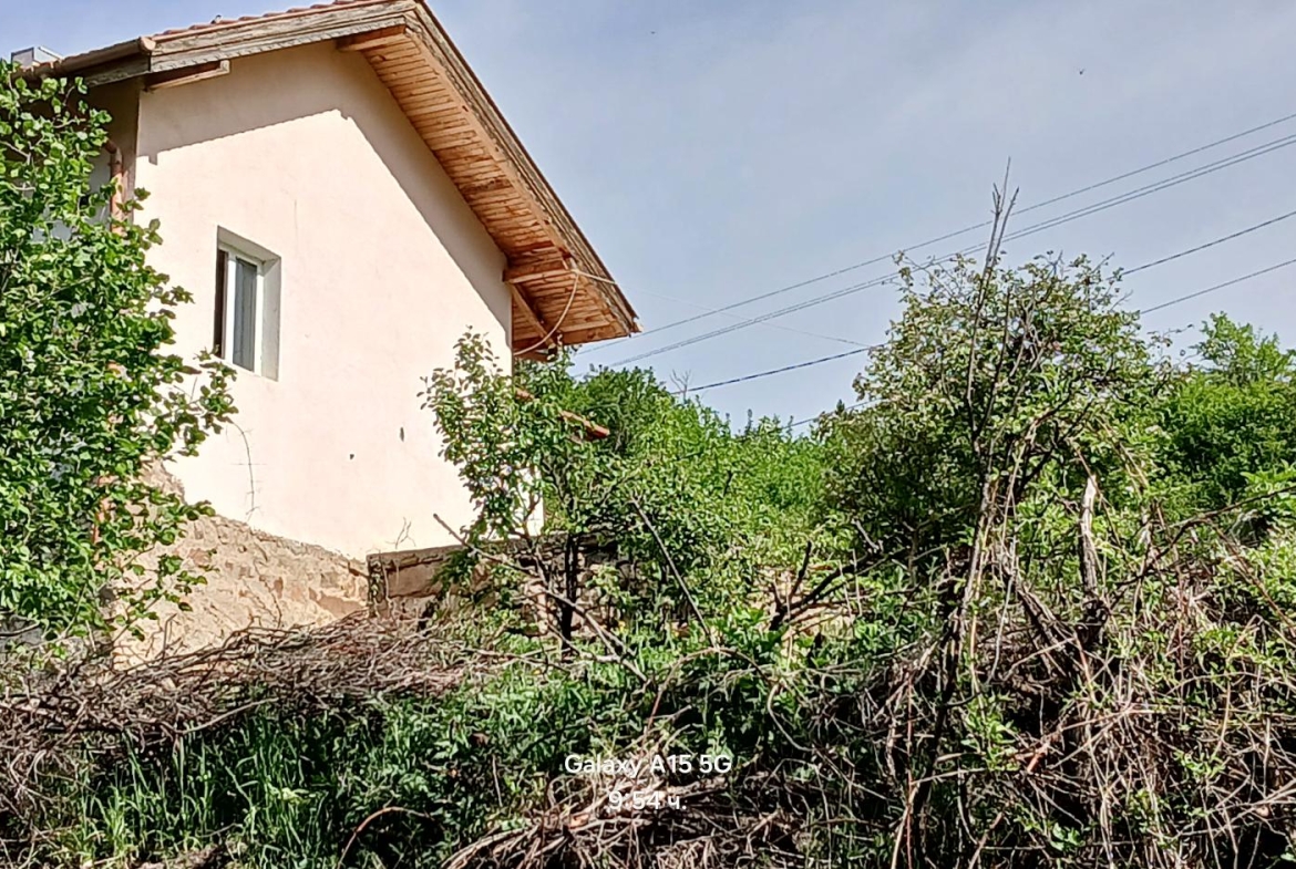 Къща в село Бов с голям парцел