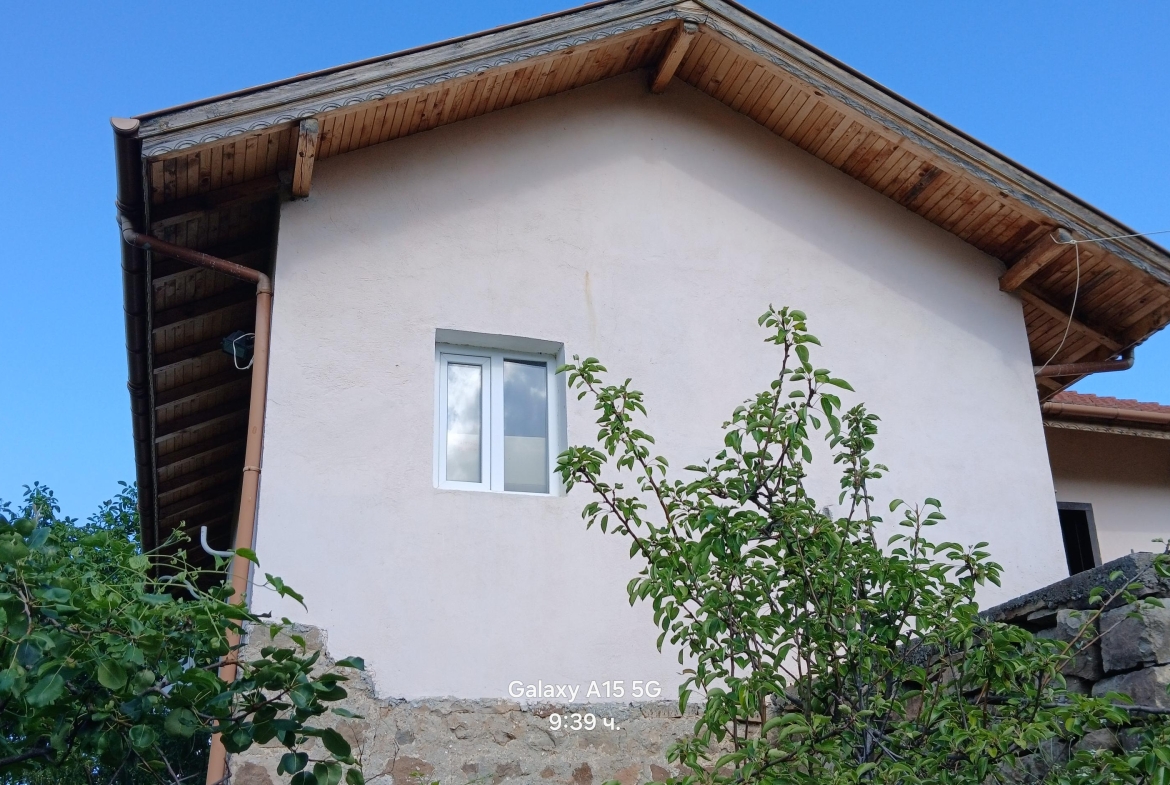 Къща в село Бов с голям парцел